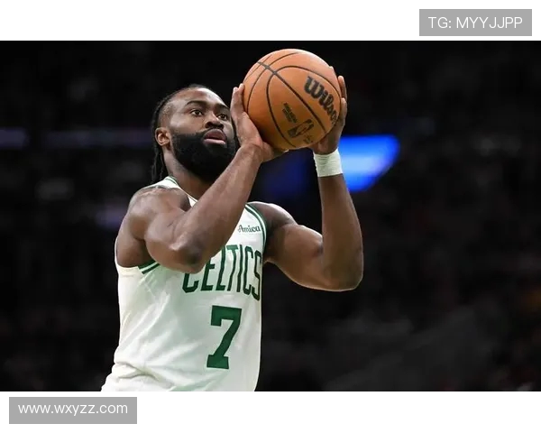杰伦布朗如何在NBA赛场上展现领导力与全能才华的成长之路